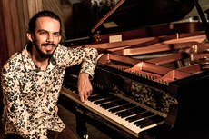 Salomão Soares é natural de Cruz do Espírito Santo e começou a tocar profissionalmente em 2004, quando tinha 14 anos de idade