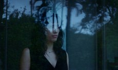 No filme, personagem de Carla Kinzo (primeira foto) abandona uma estrutura matrimonial em ruínas e resolve fazer uma viagem na qual ela vai encontrar diversas outras mulheres e homens que a farão repensar sobre suas próprias possibilidades de existência