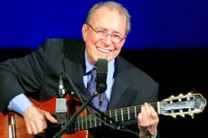 Cantor e compositor reconhecido por ser um dos criadores da bossa nova, o baiano João Gilberto era envolto em excentricidades, como sua exigência na qualidade do som onde fosse tocar, chegando a cancelar shows diante do público