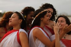 As fotografias do grupo Evoé, feitas por Yebá Ngoamân, fazem parte de uma exposição e foram tiradas durante um ensaio