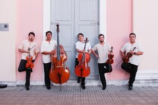 Rucker Bezerra (violino 1), Rodrigo Eloy (violino 2), Paulo França (viola), Leo Semensatto (cello), Hercílio Antunes (baixo acústico e elétrico) formam o Quinteto