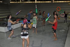 Os artistas que desenvolvem números circenses nas ruas, se encontram
semanalmente em projeto realizado na Funesc