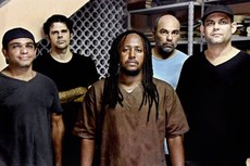 A sonoridade áspera e percurssiva é uma das características da banda