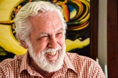 Paulista radicado na Paraíba, Waldemar José Solha é escritor, ator e artista plástico