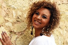 Sandra Belê apresenta, na noite de hoje, clássicos nordestinos e canções contemporâneas 