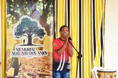 As intervenções poéticas que acontecem no Pavilhão Central de Sapé, por moradores que podem declamar ou encenar poemas do homenageado