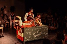 Cena de Alegria de Náugragos, que é resultado de um livre diálogo do coletivo Ser Tão Teatro com a obra do russo Anton Tchekhov