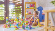 Atriz mirim Maitê Falcão e o dinossauro Iguanadonte, espécie que viveu em Sousa