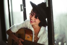 A cantora e compositora Ana Muller se apresenta pela primeira vez em solo paraibano e confessou ter boas expectativas em relação ao show da noite de hoje