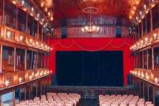 Teatro foi completamente reformado com investimento do Governo do Estado