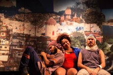 Os espetáculo ‘Eles Não Usam Tênis Naique’, da ‘Cia. Marginal’, grupo teatral atuante há mais de uma década no Rio de Janeiro