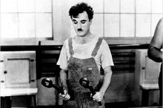 Na produção lançada em 1936, o famoso personagem “O vagabundo” tenta sobreviver em um mundo moderno e industrializado