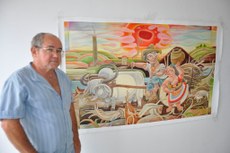 Artista ao lado da pintura em óleo sobre tela intitulada ‘Carro de boi’, 
produzida em 2016