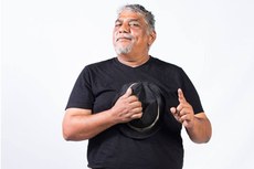 O cantor e compositor Totonho promete trazer músicas inéditas ao show que realiza na noite de hoje