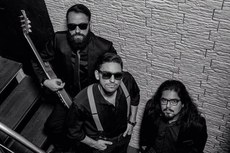 Grupo é formado por Guga Queiroga (violão e guitarra), Pablo Okubi (voz e violão) e Almir Salgueiro (piano)