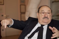 Escritor, ensaísta, linguista e filósofo, autor de títulos imortais da literatura, faleceu no final da noite, em seu domicílio, aos 84 anos de idade