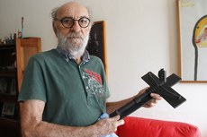 O ator Fernando Teixeira exibe o crucifixo feito por Jackson Ribeiro 