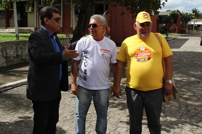 Diretor Administrativo, Murillo Padilha (E) acompanha visita dos representantes da SES