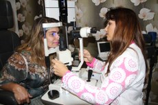 A médica oftalmologista Carla Pereira enfatiza que é importante procurar um médico especializado em cuidados de visão
