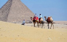 A Grande Pirâmide de Gizé, construída por volta de 2570 a.C., está situada nos arredores da capital egípcia, o Cairo