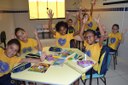 Criancas felizes com os kits para o incentivo ao estudo.JPG Criancas felizes com os kits para o incentivo ao estudo.JPG