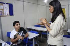 Jonatas de Araújo, com a professora Gerlane Moreira: hoje com 29 anos, ele tenta recuperar o tempo perdido para realizar o Enem