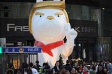 O Ano do Cão, do calendário chinês, se inicia em fevereiro. E para comemorar o novo ano, um centro comercial de Taiyuan decidiu criar uma estátua inspirada em Donald Trump