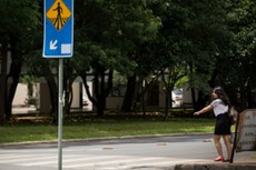 Entre as violações descritas, pedestre não podem cruzar faixas em viadutos e pontes, sujeitos ao pagamento de multa de R$ 44,19