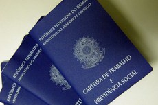 Os trabalhadores que pediram demissão ou tiveram o contrato de trabalho finalizado por justa causa até 31 de dezembro de 2015 podem solicitar o saque do FGTS