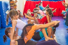 Espaços são uma alternativa de lazer para a criançada, além de proporcionar a socialização com outras pessoas