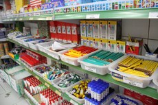 Produtos para todos os gostos já estão expostos nas livrarias. A expectativa, no entanto, é que o consumidor opte pelo preço mais baixo. Foto: Evandro Pereira