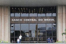 Segundo dados do Banco Central, divulgados ontem, os governos estaduais tiveram superávit primário de R$ 291 milhões