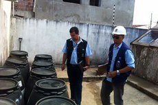 Nas obras, carrinhos de mão, betoneiras, lajes, tonéis e fossos de elevador são espaços que podem armazenar água parada