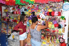 Artigos carnavalescos mais procurados são máscaras, espumas e fantasias em geral