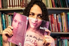 A travesti Amara Moira, doutoranda em Crítica Literária pela Unicamp, é colunista do Mídia Ninja e escritora