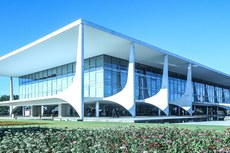 O decreto que estabelece percentuais mínimos para a ocupação de cargos em comissão do Grupo-Direção e Assessoramento Superiores do Governo foi publicado ontem, no Diário Oficial da União