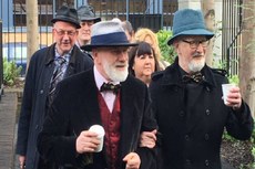 Matt Murphy, de 83 anos, e Michael O’Sullivan, de 58, decidiram trocar alianças para fugir dos impostos