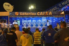 Além de sediar os sorteios, o Caminhão da Sorte da Caixa, instalado no Parque do Povo, também está recebendo apostas