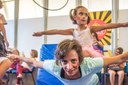 O programa dos cursos inclui técnicas circenses de aéreo e solo para as crianças
