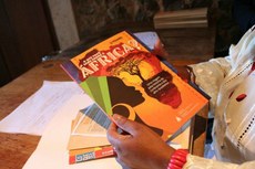 O material que será distribuído nas escolas inclui livro que narra a trajetória do povo afro-brasileiro