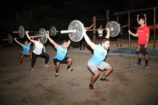 Atletas praticam crossfit em uma praça no bairro de Água Fria
