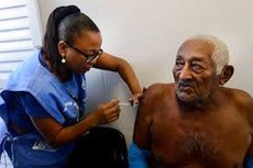 Cuidado com idosos deve incluir atendimento multidisciplinar, que envolve testes clínicos, psicossocial e funcional