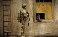 Os Estados Unidos invadiram o Afeganistão, derrubaram o governo e colocaram pessoas no poder que faziam coisas que eram muito piores daquilo que os talibãs teriam feito