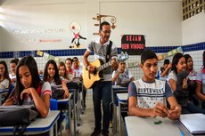 Esta é a foto premiada de Delmer Rodrigues, que mostra uma aula cantada de História, na Escola Estadual de Ensino Médio Maria de Fátima Souto, localizada no Bairro de Mangabeira, em João Pessoa