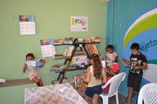 Crianças são estimuladas ao costume da leitura por meio do projeto com a implantação de equipamentos digitais