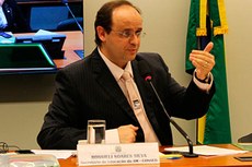 O secretário de Educação Básica do Ministério da Educação, Rossieli Silva, afirmou que a medida visa aumentar a eficácia da imunização contra doenças no Brasil
