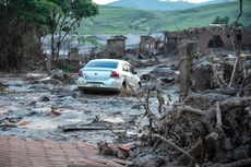 Milhões de metros cúbicos de lama foram despejados após o rompimento da barragem de Fundão, em Mariana (MG)