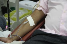 A doação é rápida, dura cerca de 10 minutos, e são retirados cerca de 400ml de sangue de cada doador