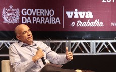 Escritor diz que informações são distorcidas e há uma fábrica de mentiras levadas à população