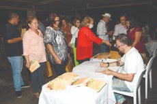 Chef Walter Ulysses autografou o livro e conversou com as pessoas que estiveram presentes ao lançamento